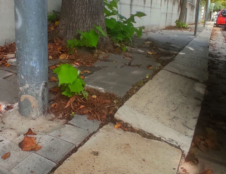 Marciapiede pericoloso in via Monte Cervino a Ragusa