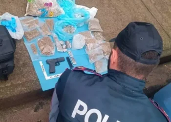 Litiga a casa ma arriva polizia, 17enne arrestato per spaccio: trovata una pistola a salve
