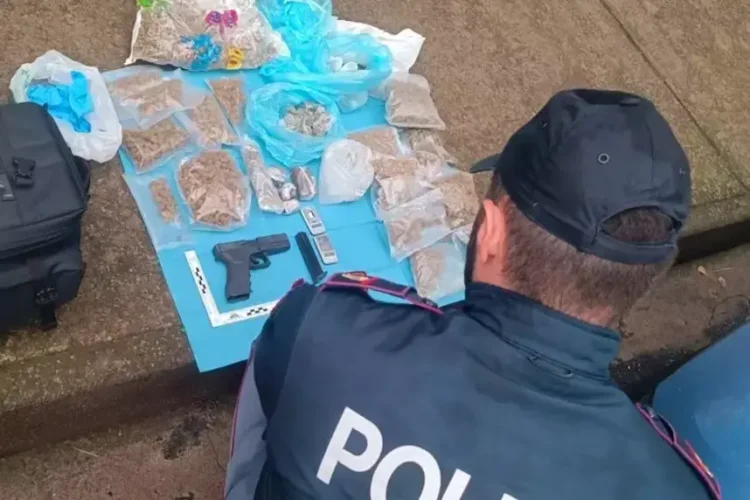Litiga a casa ma arriva polizia, 17enne arrestato per spaccio: trovata una pistola a salve