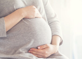 Una 24enne rompe le acque il 21 agosto ma partorisce il 1 ottobre