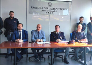 Armi da guerra a gela, 5 arresti