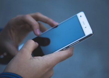 Ispica, tunisino ruba il telefono a una donna