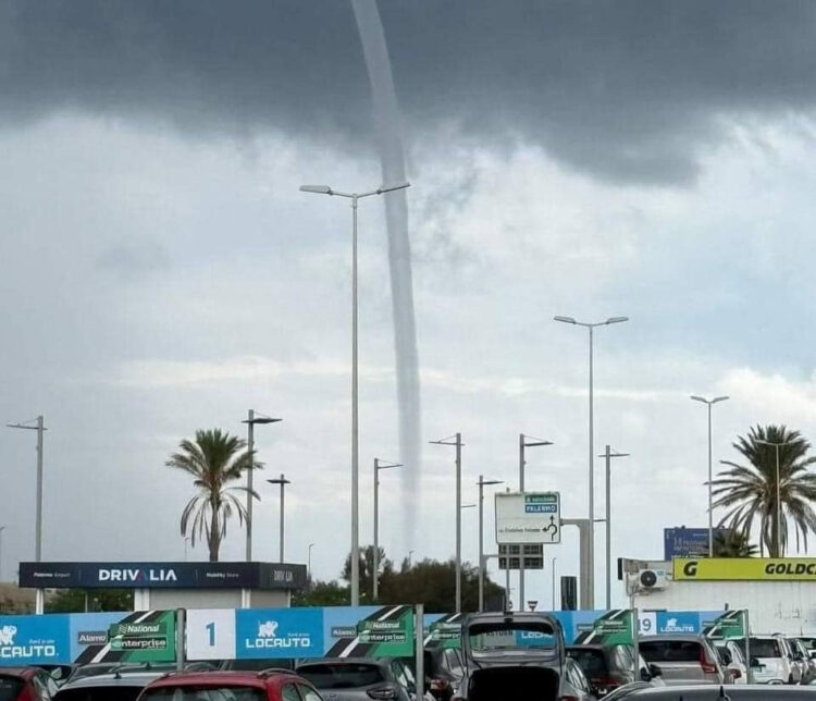Maltempo in Sicilia, tromba d'aria vicino aeroporto