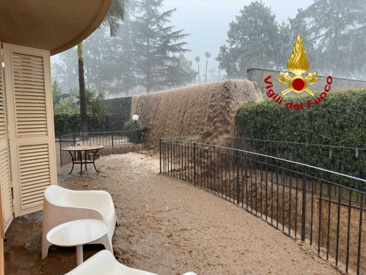 Maltempo Sicilia: forti piogge nel Messinese: strade invase dal fango e detriti