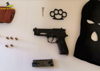 Gela, arrestato con una pistola semiautomatica e munizioni