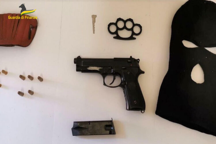 Gela, arrestato con una pistola semiautomatica e munizioni