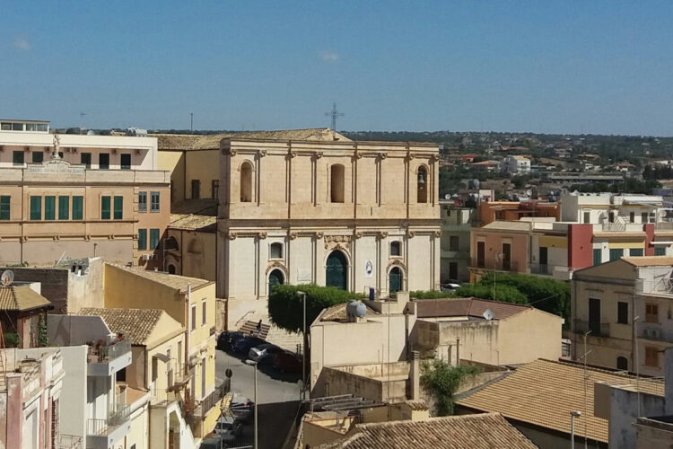 Installati i nuovi infissi nella Chiesa del Rosario a Pozzallo