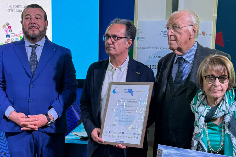 Il giornalista Di Salvo Salvatore riceve il premio internazionale giornalisti Campania Terra Felix