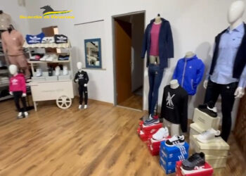 Scoperta una boutique di merce contraffatta in un garage a Comiso