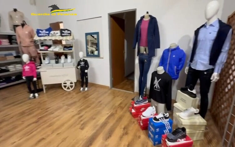 Scoperta una boutique di merce contraffatta in un garage a Comiso