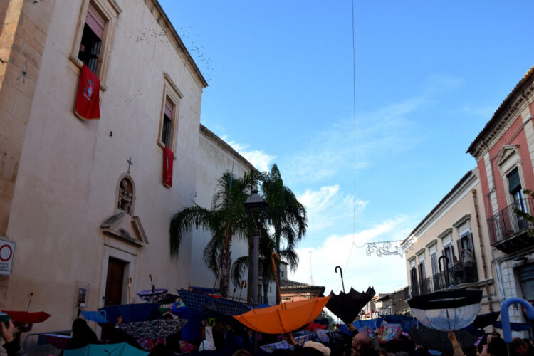 Il Vescovo al lancio delle noccioline a Comiso