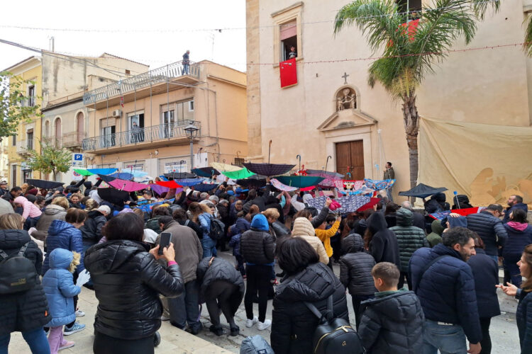 Domani il lancio delle noccioline a Comiso