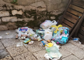 Ragusa Ibla, torna l’immondizia sparpagliata in piazza Repubblica