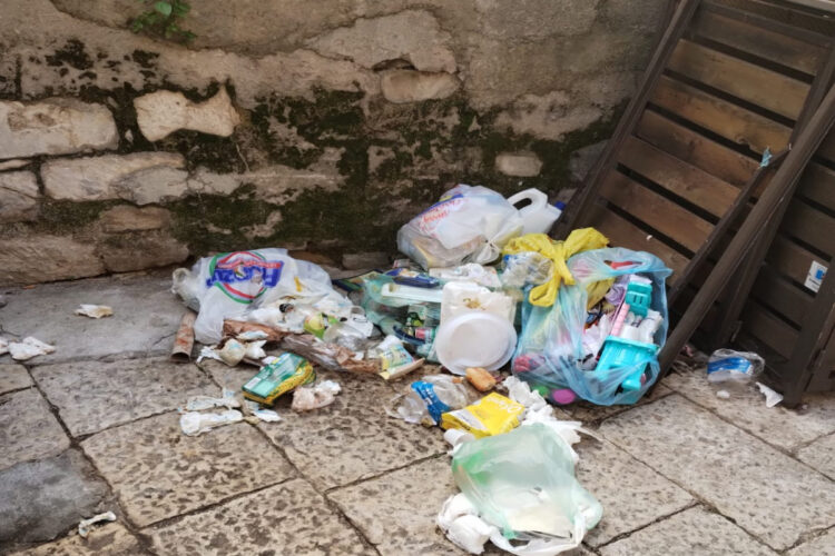 Ragusa Ibla, torna l’immondizia sparpagliata in piazza Repubblica