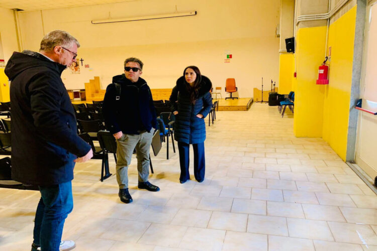Sopralluogo all'auditorium della scuola Mariele Ventre a Ragusa: i lavori di ripristino da domani