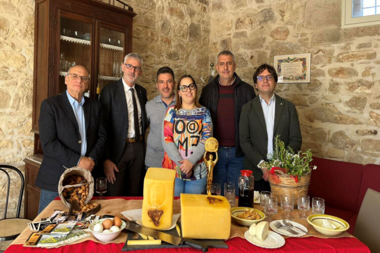 Ragusa, l'amministrazione comunale in visita all'azienda di Alessandro Criscione premiato con l'argento