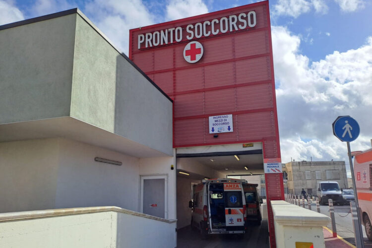 Vittoria, tunisino aggredisce infermiere e guardia giurata al pronto soccorso: arrestato