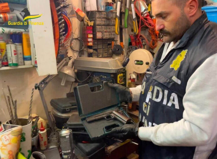 Palermo, scoperto arsenale di armi e munizioni