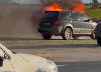 Ragusa, auto in fiamme nel parcheggio Decathlon