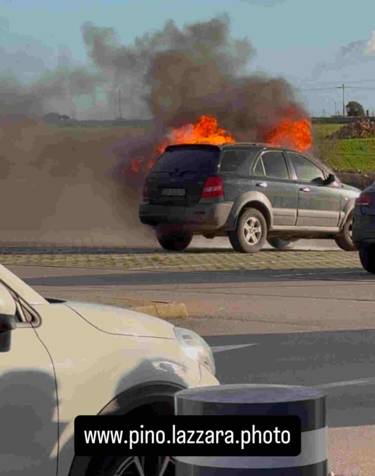 Ragusa, auto in fiamme nel parcheggio Decathlon