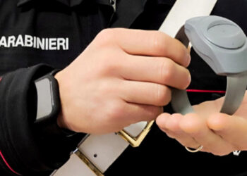 Acate, viola il divieto di avvicinamento alla ex e finisce ai domiciliari