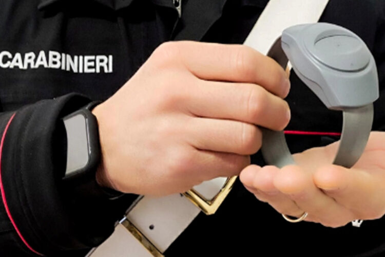 Acate, viola il divieto di avvicinamento alla ex e finisce ai domiciliari