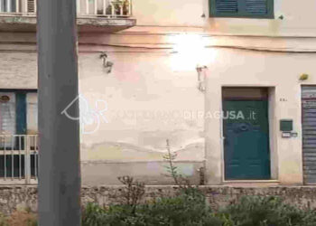 Cavi elettrici in fiamme a Scicli