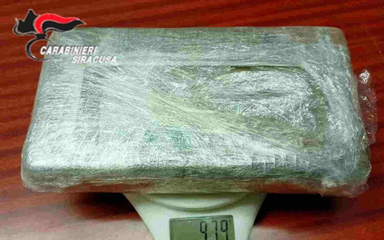 Pachino, un chilo di cocaina nella valigetta: guadagni per 100 mila euro