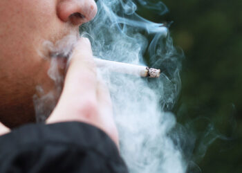 Milano, da gennaio scatta il divieto di fumo all'aperto: sanzioni distanza di 10 metri dalle altre persone