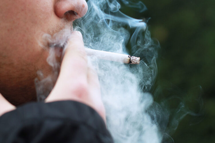 Milano, da gennaio scatta il divieto di fumo all'aperto: sanzioni distanza di 10 metri dalle altre persone