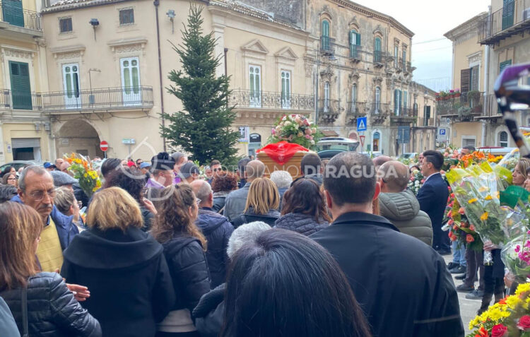 Modica, lacrime e dolore ai funerali di Caterina Ottimo