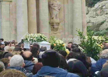 Dolore e lacrime oggi nella chiesa di San Bartolomeo a Scicli per i funerali dei Valerio Pacetto