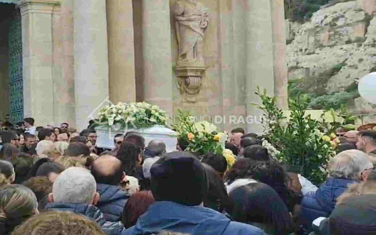Dolore e lacrime oggi nella chiesa di San Bartolomeo a Scicli per i funerali dei Valerio Pacetto