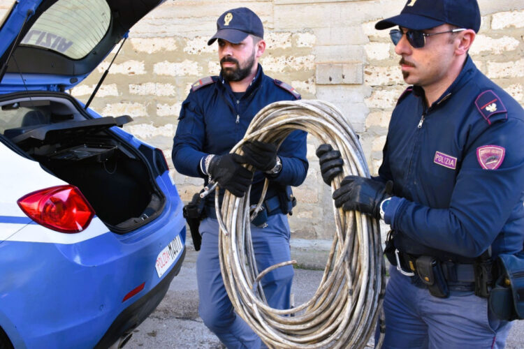 Niscemi, al buio interi quartieri di Piano Mangione: arrestati 2 ladri di cavi di rame