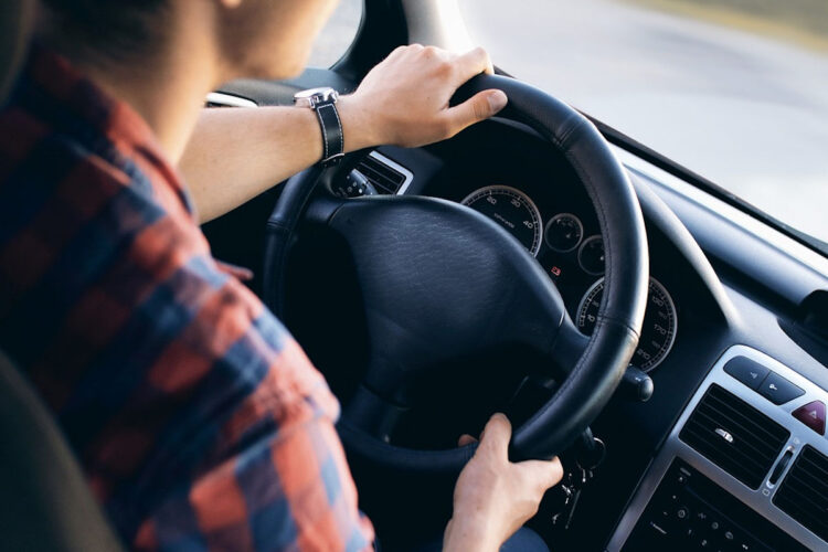 Codice della strada in vigore dal 14 dicembre: multa fino a 6 mila euro per chi guida in stato di ebrezza