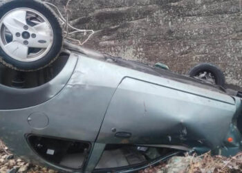 Incidente stradale a Bronte: auto finisce fuori strada e si ribalta