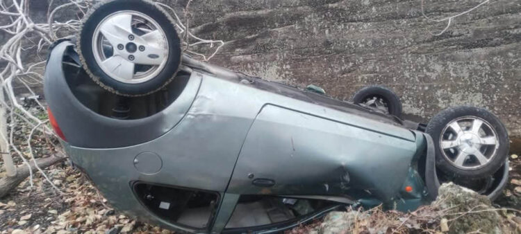 Incidente stradale a Bronte: auto finisce fuori strada e si ribalta