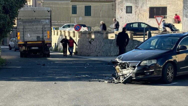 Modica, scontro tra camion e auto: ferita una donna
