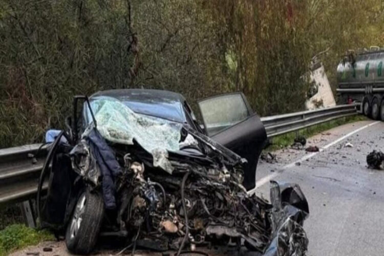 Auto con 5 giovani contro una cisterna sulla Palermo Agrigento: 2 morti e 3 feriti