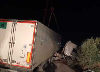Incidente a Vittoria, tir finisce fuori strada: nessun ferito