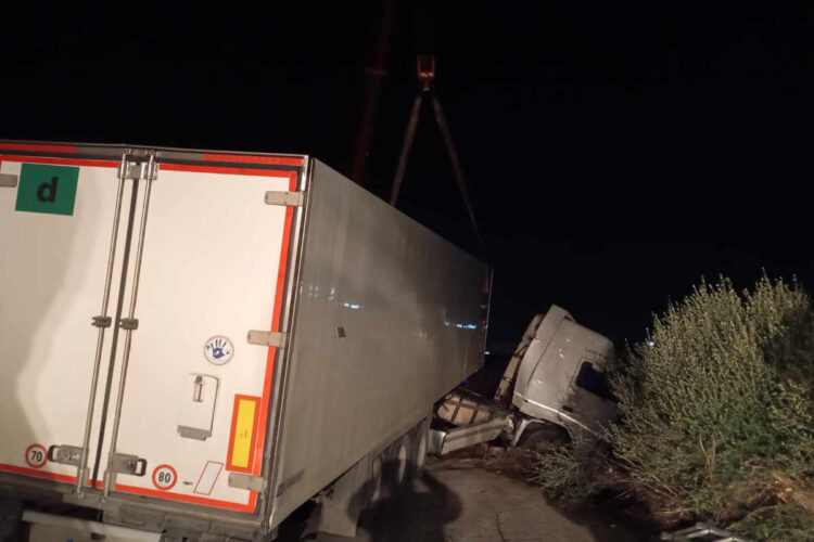 Incidente a Vittoria, tir finisce fuori strada: nessun ferito