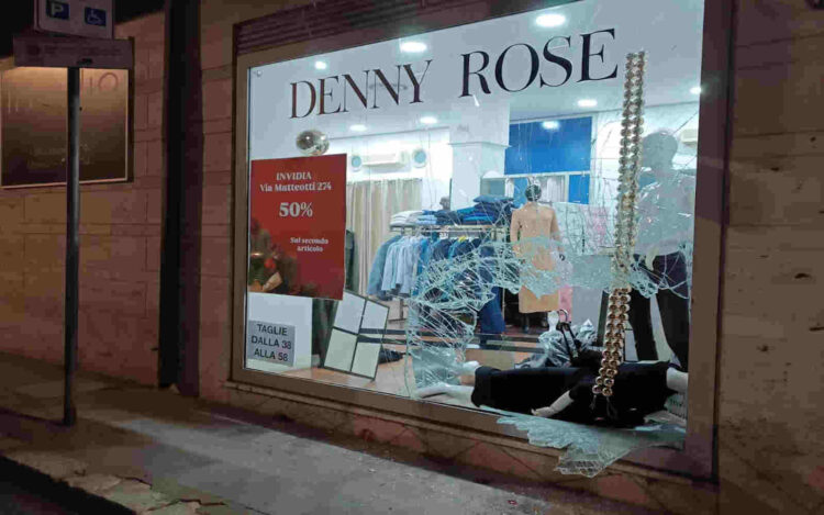 Ladri in azione a Vittoria, sfondata la vetrina di un negozio