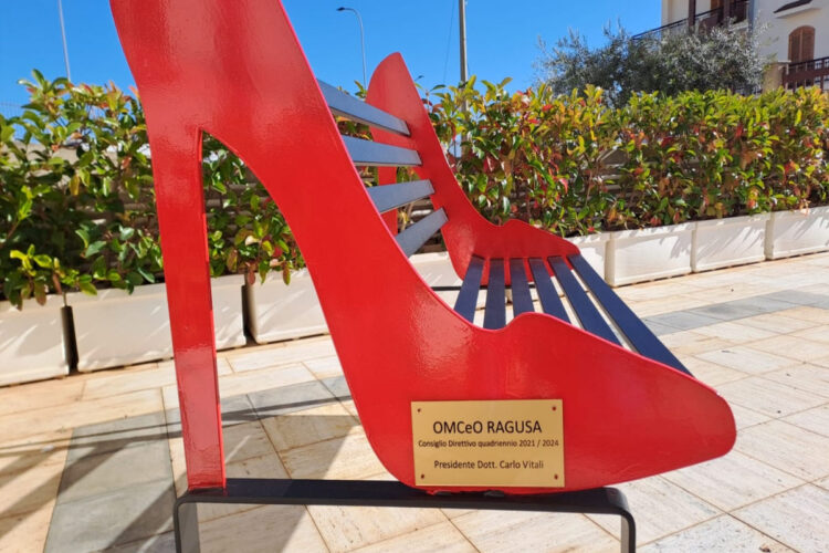 Ragusa, all'Ordine dei Medici una panchina contro la violenza sulle donne