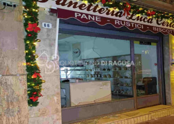 Modica, sfondano la vetrata di una panetteria per rubare il registratore di cassa