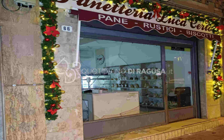 Modica, sfondano la vetrata di una panetteria per rubare il registratore di cassa