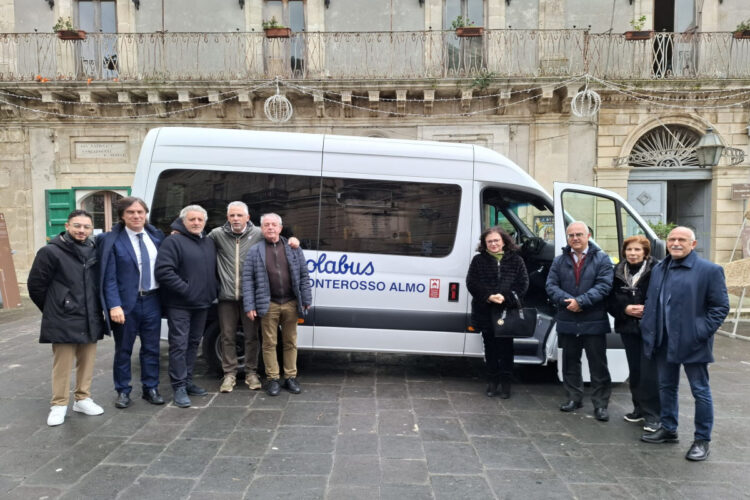 Monterosso Almo ha finalmente il pulmino scolastico: oggi la consegna