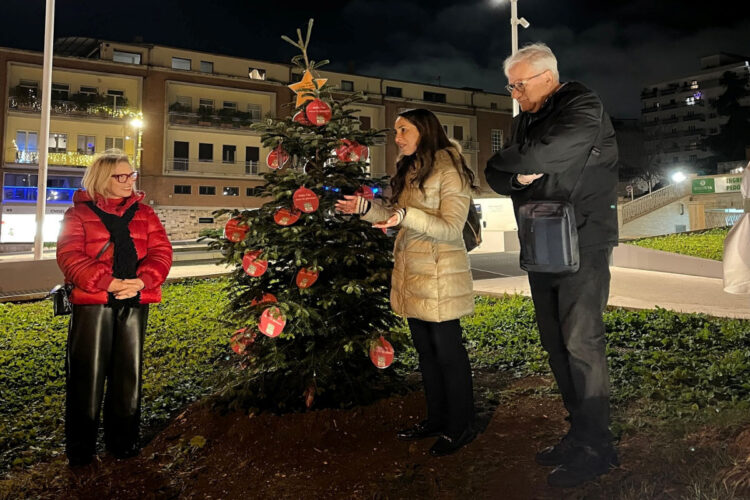 Ragusa, accese le luci del piccolo abete simbolo di gioia e speranza
