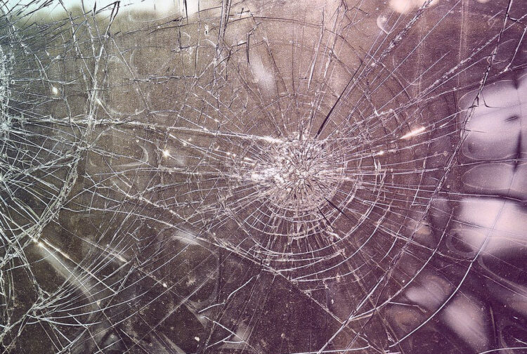 Palermo, danni a 24 auto nella notte: un rubata