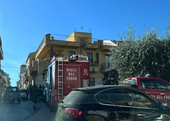 Vittoria, auto si blocca e neonato resta nel seggiolino: liberato dai vigili del fuoco