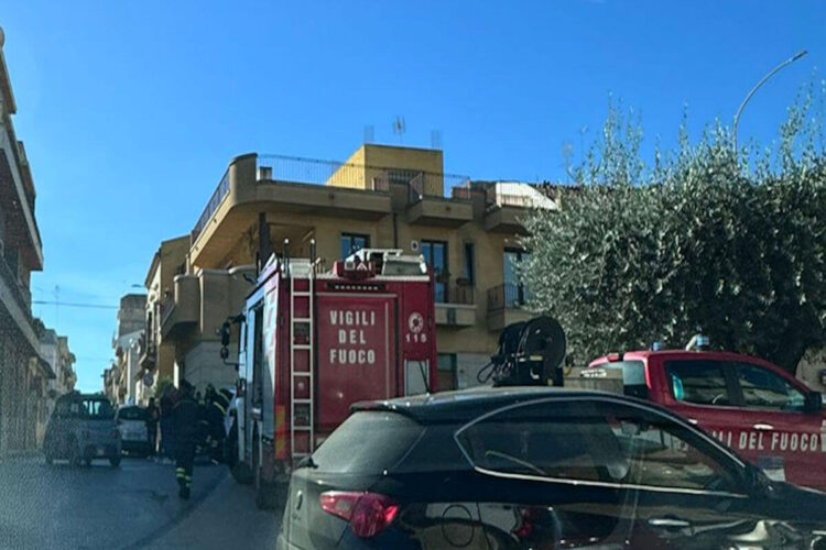 Vittoria, auto si blocca e neonato resta nel seggiolino: liberato dai vigili del fuoco